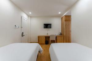 Postel nebo postele na pokoji v ubytování Edoya hotel Dong Khoi