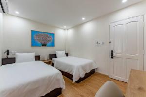 Postel nebo postele na pokoji v ubytování Edoya hotel Dong Khoi