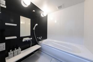 Kita-rokujō的住宿－MJステイズ，带浴缸、水槽和镜子的浴室