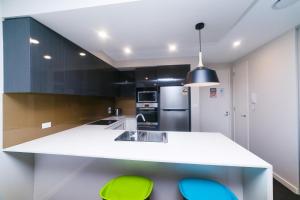 Dapur atau dapur kecil di Accommodate Canberra - Indigo