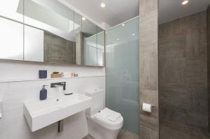 La salle de bains est pourvue d'un lavabo et de toilettes. dans l'établissement Waygoose Street Residence Kingston ACT, à Kingston 