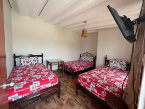 A bed or beds in a room at Casa de Campo Pachacamac (Hasta 21 personas)