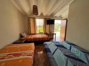 A bed or beds in a room at Casa de Campo Pachacamac (Hasta 21 personas)