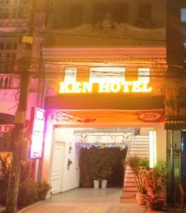 un edificio con un cartel en la parte delantera en Khách sạn KEN HOTEL DĨ AN, en Dĩ An