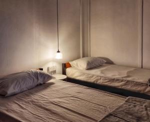 Letto o letti in una camera di Treehouse Hostel