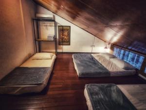 Letto o letti in una camera di Treehouse Hostel