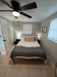 Schlafzimmer mit einem Bett und einem Deckenventilator in der Unterkunft Bohemian 1 Bedroom- Minutes from Busch Gardens in Tampa