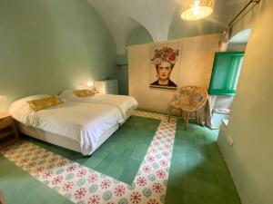 een slaapkamer met een bed en een schilderij aan de muur bij Mas Ferrer by 123ole in Sant Andreu del Terri