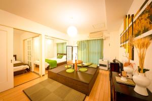 uma sala de estar com um quarto com uma cama e um sofá em 37MB HOTEL em Sapporo