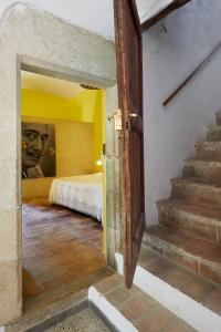 een open deur naar een kamer met een bed en een trap bij Mas Ferrer by 123ole in Sant Andreu del Terri