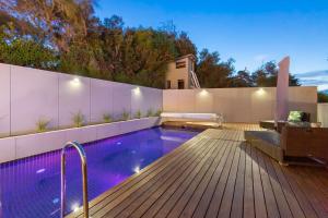 een zwembad op het terras van een huis bij Saltwater in Blairgowrie