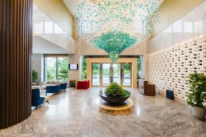 un'ampia hall con un grande lampadario a braccio sul soffitto di Mường Thanh Holiday Suối Mơ Hạ Long a Ha Long Altre 18 foto
