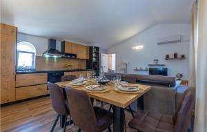 een eetkamer en een keuken met een tafel en stoelen bij Nice Home In Sestanovac With Kitchen in Šestanovac