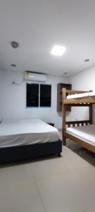カルタヘナ・デ・インディアスにあるPosada Dakemaの白いベッドルーム(ベッド2台、窓付)