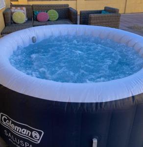 uma grande banheira de hidromassagem com água azul em Downtown home with Jacuzzi em Las Vegas
