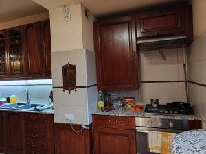 Kitchen o kitchenette sa Stilish room in apartment with free WiFi &breakfast