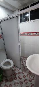y baño con aseo y lavamanos. en Posada Dakema en Cartagena de Indias