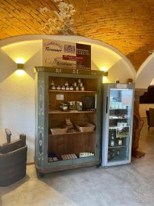 een winkel met een open koelkast in een kamer bij Gut Schwarz-n Hof Ferienwohnungen in Bad Griesbach