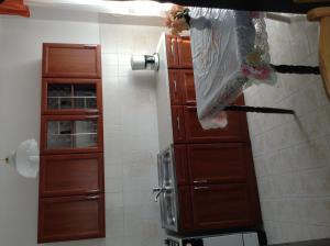W łazience znajduje się szafka i lodówka. w obiekcie Lukács Panzió w Zalakaros