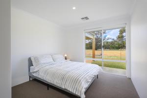 Ein Bett oder Betten in einem Zimmer der Unterkunft Luxury home on a 100 acre block