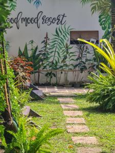 un jardín con un cartel que diga "buen humor resort" en Good Mood Resort, en Ko Lipe