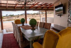 波羅克瓦尼的住宿－Casa de la Presa 4，一间带木桌和椅子的用餐室