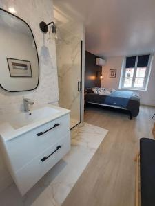 Posteľ alebo postele v izbe v ubytovaní L'incontournable - Loiret Spa