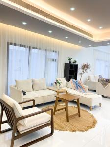 sala de estar con sofás, mesa y sillas en Lammah chalet en Mascate