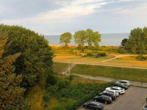 a row of cars parked in a parking lot at App Strandnest mit Meerbl mit Strandkorb am nahen Strand by Unsere Urlaubszeit in Grömitz