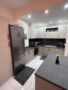 Una cocina o kitchenette en Comfy big apartment in Athens