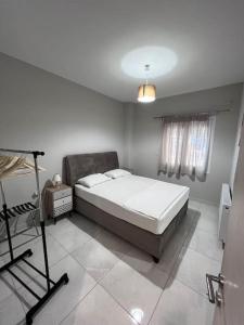 um quarto com uma cama e uma mesa em Comfy big apartment in Athens em Atenas