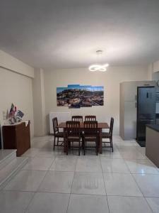 uma cozinha e sala de jantar com mesa e cadeiras em Comfy big apartment in Athens em Atenas