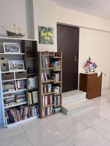 una habitación con dos estanterías llenas de libros en Comfy big apartment in Athens, en Atenas