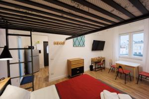 una stanza con un letto, un tavolo e una scrivania di Stunning View with 3 Terraces near DANTE SQ! By HouseinNaples a Napoli
