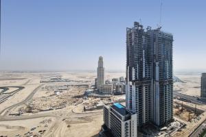 een luchtzicht op een stad met hoge gebouwen bij Primestay - Creek Gate 2 in Dubai Creek Harbour in Dubai