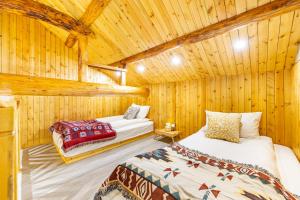 懐柔区にあるMu Ning B&Bの木造キャビン内のベッドルーム1室(ベッド2台付)