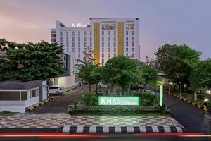 a rendering of a klas hotel in a city dans l'établissement KHAS Semarang Hotel, à Semarang