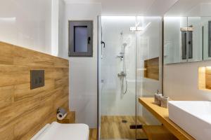 アテネにあるIO SUITESのシャワー、トイレ、洗面台を備えたバスルーム +145枚の写真