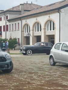 un coche negro estacionado frente a un edificio en Ranch borgo bella vita, 