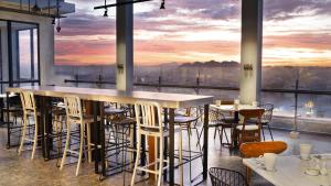 - un restaurant avec des tables et des chaises et une vue dans l'établissement FOX Lite Hotel Samarinda, à Samarinda