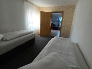 Un dormitorio con 2 camas y una puerta a una habitación en 3 Zimmerwohnung optimal für Monteure en Reutlingen