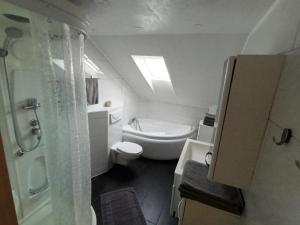y baño con ducha, aseo y lavamanos. en 3 Zimmerwohnung optimal für Monteure en Reutlingen