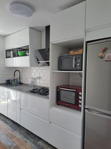Kuchyň nebo kuchyňský kout v ubytování Apartamento con jardín y piscina Pet friendly