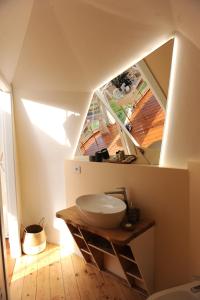 bagno con lavandino al centro di una stanza di Melograno Bubble Glamping a Vasanello