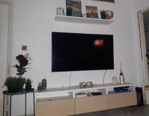 TV a/nebo společenská místnost v ubytování Apartamento con jardín y piscina Pet friendly