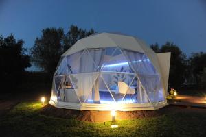 un igloo con due sedie all'interno di notte di Melograno Bubble Glamping a Vasanello