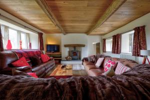 sala de estar con sofás de cuero y chimenea en Swans Farm, en Lancaster