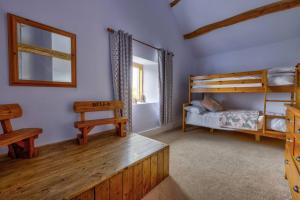 1 dormitorio con litera y 1 litera en Swans Farm, en Lancaster