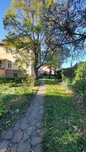 un camino de piedra frente a una casa en Castle Apartman ****, en Sátoraljaújhely