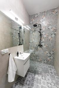 a bathroom with a sink and a mirror at Pokoje Samoobsługowe 24/7 in Kałuszyn